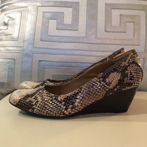Clark’s Snakeskin Design Wedge Shoes Size 6